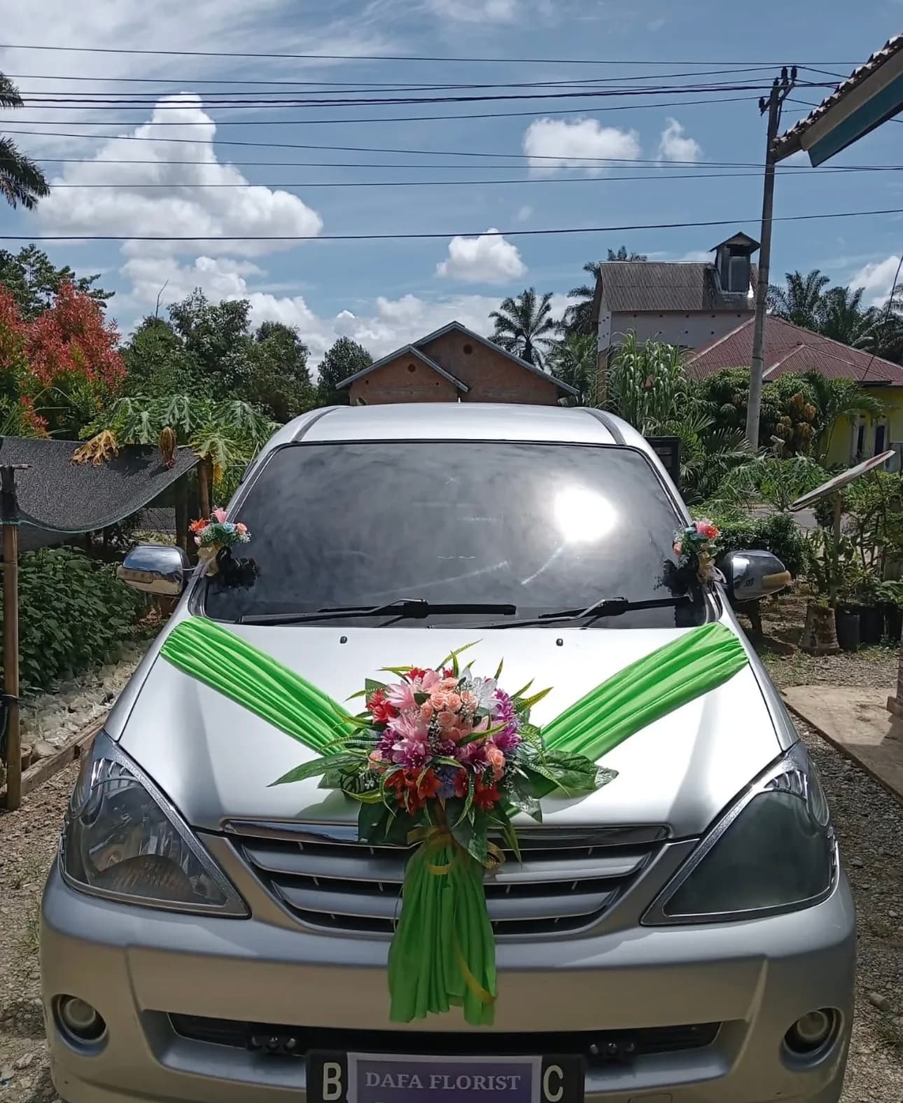 Dekorasi mobil pengantin dari Dafa Florist