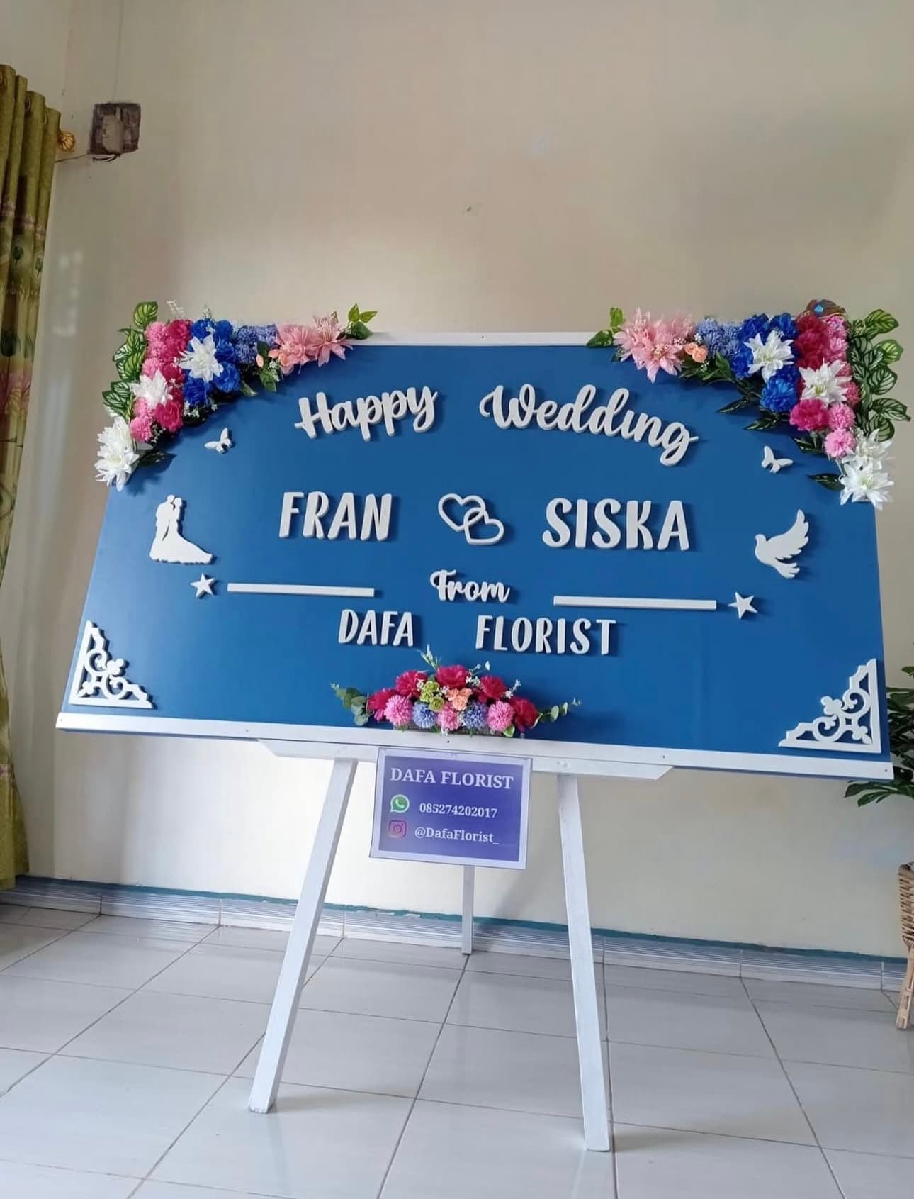Papan bunga Happy Wedding dari Dafa Florist